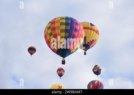 Mongolfiere arcobaleno alla festa internazionale delle mongolfiere di albuquerque Foto Stock