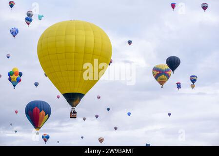 Mongolfiere arcobaleno alla festa internazionale delle mongolfiere di albuquerque Foto Stock