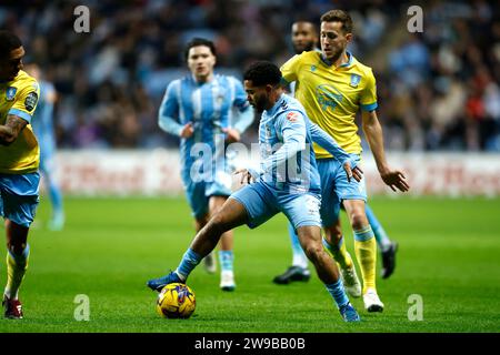 Jay Dasilva (centro) di Coventry City e Will Vaulks di Sheffield Wednesday si battono per il pallone durante la partita del campionato Sky Bet alla Coventry Building Society Arena di Coventry. Data immagine: Martedì 26 dicembre 2023. Foto Stock