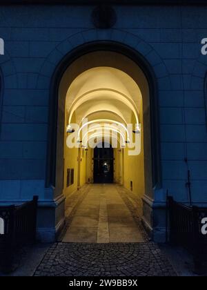 strada - tunnel di notte - strada notturna nella piazza del mercato di Wrocław Foto Stock