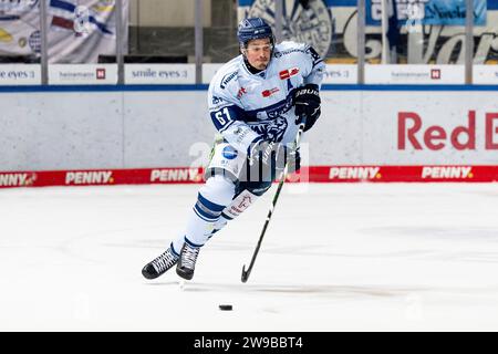 Muenchen, Deutschland. 26 dicembre 2023. Justin Braun (Straubing Tigers, n. 61). EHC Red Bull Muenchen gegen Straubing Tigers, Eishockey, DEL, 31. Spieltag, Saison 2023/2024, 26.12.2023. Foto: Eibner-Pressefoto/Heike Feiner Credit: dpa/Alamy Live News Foto Stock