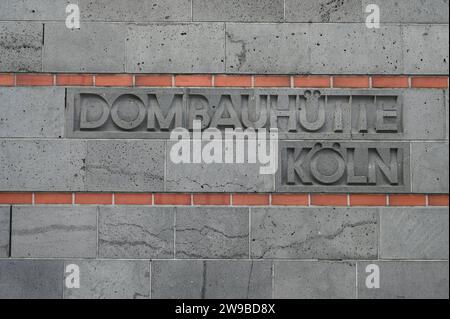 Dombauhütte Köln. Hier führen rund 100 Handwerker fortlaufend Renovierungsarbeiten am Kölner Dom durch und hält das Gebäude dadurch instand *** Dombauhütte Köln qui, circa 100 artigiani effettuano lavori di ristrutturazione in corso sulla cattedrale di Colonia, mantenendo così l'edificio Foto Stock