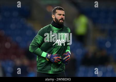 Burnley, Regno Unito. 26 dicembre 2023. Alisson Becker il portiere del Liverpool durante il riscaldamento. Partita di Premier League, Burnley contro Liverpool al Turf Moor di Burnley, Lancs il giorno di Santo Stefano, martedì 26 dicembre 2023. Questa immagine può essere utilizzata solo per scopi editoriali. Solo per uso editoriale, foto di Chris Stading/Andrew Orchard fotografia sportiva/Alamy Live news credito: Andrew Orchard fotografia sportiva/Alamy Live News Foto Stock