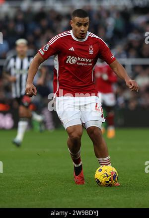 Newcastle upon Tyne, Regno Unito. 26 dicembre 2023. Murillo del Nottingham Forest durante la partita di Premier League a St. James' Park, Newcastle upon Tyne. Il credito fotografico dovrebbe leggere: Nigel Roddis/Sportimage Credit: Sportimage Ltd/Alamy Live News Foto Stock