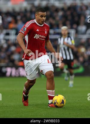 Newcastle upon Tyne, Regno Unito. 26 dicembre 2023. Murillo del Nottingham Forest durante la partita di Premier League a St. James' Park, Newcastle upon Tyne. Il credito fotografico dovrebbe leggere: Nigel Roddis/Sportimage Credit: Sportimage Ltd/Alamy Live News Foto Stock