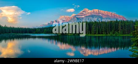 Il monte Rundle si rifletteva sul lago Johnson, Alberta, Canada Foto Stock