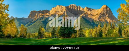 Monte Lawrence grassi e ha Ling Peak in inverno, Canmore, Alberta, Canada Foto Stock