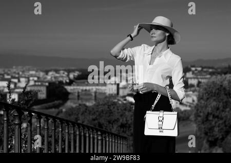 Ritratto di una ragazza affascinante in una piazza di Firenze. Vista di Santa Maria del Fiore. Concetto di turismo. Italia. Supporti misti Foto Stock