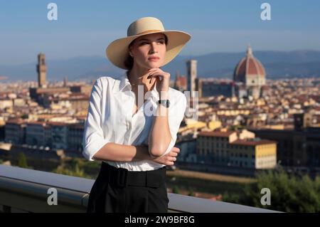 Ritratto di una ragazza affascinante in una piazza di Firenze. Vista di Santa Maria del Fiore. Concetto di turismo. Italia. Supporti misti Foto Stock