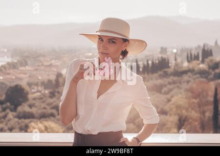 Ritratto di una ragazza affascinante in una piazza di Firenze. Vista di Santa Maria del Fiore. Concetto di turismo. Italia. Supporti misti Foto Stock