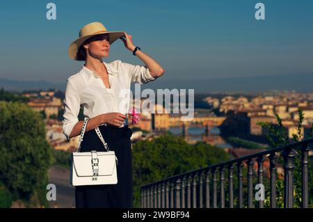 Ritratto di una ragazza affascinante in una piazza di Firenze. Vista di Santa Maria del Fiore. Concetto di turismo. Italia. Supporti misti Foto Stock