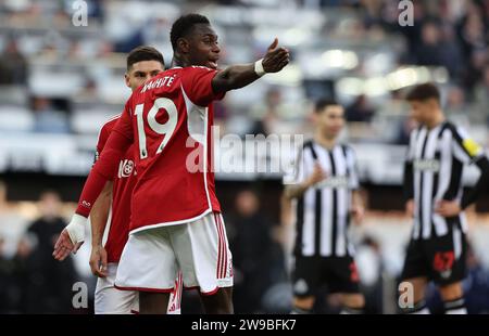 Newcastle upon Tyne, Regno Unito. 26 dicembre 2023. Moussa Niakhate del Nottingham Forest durante la partita di Premier League a St. James' Park, Newcastle upon Tyne. Il credito fotografico dovrebbe leggere: Nigel Roddis/Sportimage Credit: Sportimage Ltd/Alamy Live News Foto Stock