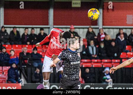 Kelly N'mai di Salford City dirige il pallone verso il basso durante la partita di Sky Bet League 2 tra Salford City e Tranmere Rovers al Peninsula Stadium, Moor Lane, Salford martedì 26 dicembre 2023. (Foto: Ian Charles | mi News) crediti: MI News & Sport /Alamy Live News Foto Stock