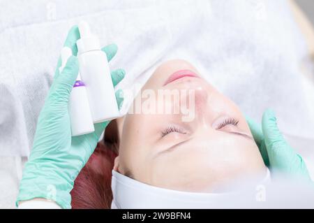 Immagine di bottiglie con farmaci per la cura della pelle del viso. Concept per i saloni di bellezza. Supporti misti Foto Stock