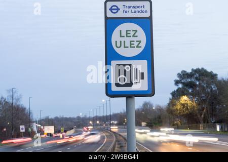 Greater London UK, 26 dicembre 2023. Trasporto per la ULEZ (Ultra Low Emission zone) di Londra, LEZ (Low Emission zone) e segnaletica autovelox con traffico serale il giorno della boxe. Credito: Xiu Bao/Alamy Live News Foto Stock