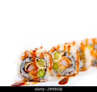 Primo piano macro della scelta di sushi fresco, selezione di assortimento e fotografia gastronomica Foto Stock
