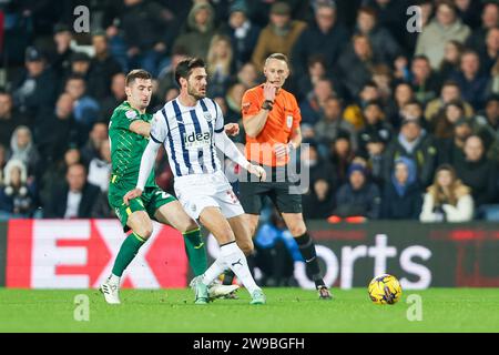 West Bromwich, Regno Unito. 26 dicembre 2023. OK Yokuślu di West Bromwich Albion passa il pallone durante la partita dell'EFL Sky Bet Championship tra West Bromwich Albion e Norwich City agli Hawthorns, West Bromwich, Inghilterra, il 26 dicembre 2023. Foto di Stuart Leggett. Solo per uso editoriale, licenza necessaria per uso commerciale. Nessun utilizzo in scommesse, giochi o pubblicazioni di un singolo club/campionato/giocatore. Credito: UK Sports Pics Ltd/Alamy Live News Foto Stock