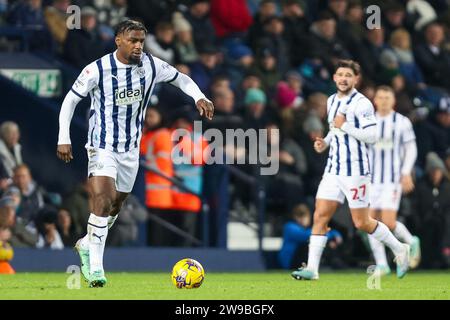 West Bromwich, Regno Unito. 26 dicembre 2023. Cédric Kipré di West Bromwich Albion sul pallone durante la partita dell'EFL Sky Bet Championship tra West Bromwich Albion e Norwich City agli Hawthorns, West Bromwich, Inghilterra il 26 dicembre 2023. Foto di Stuart Leggett. Solo per uso editoriale, licenza necessaria per uso commerciale. Nessun utilizzo in scommesse, giochi o pubblicazioni di un singolo club/campionato/giocatore. Credito: UK Sports Pics Ltd/Alamy Live News Foto Stock