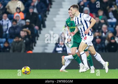 West Bromwich, Regno Unito. 26 dicembre 2023. Jayson Molumby di West Bromwich Albion in azione durante l'EFL Sky Bet Championship match tra West Bromwich Albion e Norwich City agli Hawthorns, West Bromwich, Inghilterra, il 26 dicembre 2023. Foto di Stuart Leggett. Solo per uso editoriale, licenza necessaria per uso commerciale. Nessun utilizzo in scommesse, giochi o pubblicazioni di un singolo club/campionato/giocatore. Credito: UK Sports Pics Ltd/Alamy Live News Foto Stock