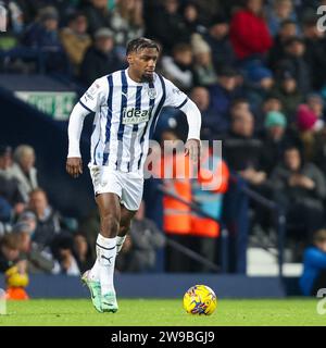 West Bromwich, Regno Unito. 26 dicembre 2023. Cédric Kipré di West Bromwich Albion sul pallone durante la partita dell'EFL Sky Bet Championship tra West Bromwich Albion e Norwich City agli Hawthorns, West Bromwich, Inghilterra il 26 dicembre 2023. Foto di Stuart Leggett. Solo per uso editoriale, licenza necessaria per uso commerciale. Nessun utilizzo in scommesse, giochi o pubblicazioni di un singolo club/campionato/giocatore. Credito: UK Sports Pics Ltd/Alamy Live News Foto Stock