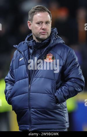 Hull, Regno Unito. 26 dicembre 2023. Michael Beale manager del Sunderland durante la partita del campionato Sky Bet Hull City vs Sunderland al MKM Stadium di Hull, Regno Unito, 26 dicembre 2023 (foto di James Heaton/News Images) a Hull, Regno Unito il 26/12/2023. (Foto di James Heaton/News Images/Sipa USA) credito: SIPA USA/Alamy Live News Foto Stock