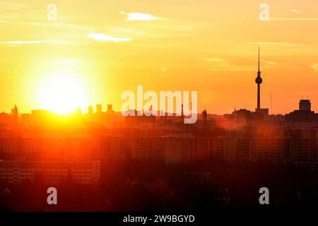 Ammira al tramonto la torre della televisione ad Alexanderplatz e i grattacieli di Potsdamer Platz, Berlino, 01.03.2023 Foto Stock