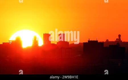 Ammira al tramonto i grattacieli di Potsdamer Platz e l'ex stazione di ascolto di Teufelsberg, Berlino, 01 03 2023 Foto Stock