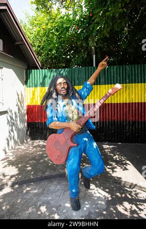 Statua di Bob Marley, Culture Yard Museum, Trench Town, Kingston, Giamaica, America centrale Foto Stock