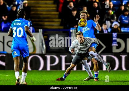 Sam Smith (10 Reading) sfidato da Josh Knight (5 Peterborough United) durante il match di Sky Bet League 1 tra Peterborough e Reading a London Road, Peterborough martedì 26 dicembre 2023. (Foto: Kevin Hodgson | mi News) crediti: MI News & Sport /Alamy Live News Foto Stock