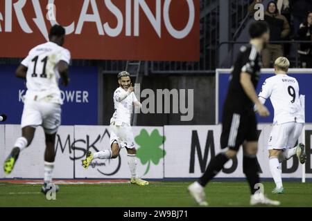 Lovanio, Belgio. 26 dicembre 2023. Youssef Maziz dell'OHL festeggia dopo aver segnato punti durante una partita di calcio tra Oud-Heverlee Leuven e KAS Eupen, martedì 26 dicembre 2023 a Lovanio, il giorno 20/30 della prima divisione del campionato belga "Jupiler Pro League" del 2023-2024. BELGA PHOTO KRISTOF VAN ACCOM Credit: Belga News Agency/Alamy Live News Foto Stock