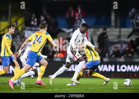 Westerlo, Belgio. 26 dicembre 2023. Makhtar Gueye di RWDM e Roman Neustadter di Westerlo raffigurati in azione durante una partita di calcio tra KVC Westerlo e RWD Molenbeek, martedì 26 dicembre 2023 a Westerlo, il giorno 20/30 della prima divisione "Jupiler Pro League" del campionato belga 2023-2024. BELGA PHOTO TOM GOYVAERTS Credit: Belga News Agency/Alamy Live News Foto Stock