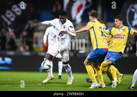 Westerlo, Belgio. 26 dicembre 2023. Makhtar Gueye di RWDM e Roman Neustadter di Westerlo raffigurati in azione durante una partita di calcio tra KVC Westerlo e RWD Molenbeek, martedì 26 dicembre 2023 a Westerlo, il giorno 20/30 della prima divisione "Jupiler Pro League" del campionato belga 2023-2024. BELGA PHOTO TOM GOYVAERTS Credit: Belga News Agency/Alamy Live News Foto Stock