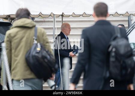 Washington, Stati Uniti d'America. 26 dicembre 2023. Il presidente degli Stati Uniti Joe Biden torna alla Casa Bianca a Washington, DC dopo un viaggio di Natale a Camp David, il 26 dicembre 2023. Credito: Chris Kleponis/Pool/Sipa USA credito: SIPA USA/Alamy Live News Foto Stock