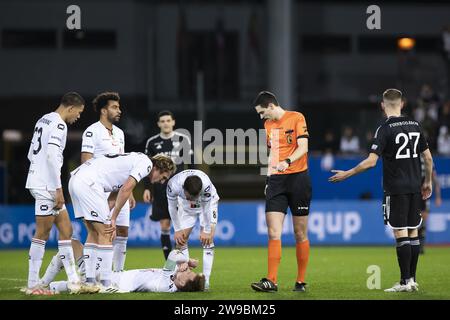 Lovanio, Belgio. 26 dicembre 2023. Mathieu Maertens dell'OHL si trova a terra durante una partita di calcio tra Oud-Heverlee Leuven e KAS Eupen, martedì 26 dicembre 2023 a Lovanio, il giorno 20/30 della prima divisione "Jupiler Pro League" 2023-2024 del campionato belga. BELGA PHOTO KRISTOF VAN ACCOM Credit: Belga News Agency/Alamy Live News Foto Stock