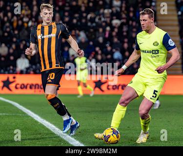 HULL, REGNO UNITO. 26 dicembre 2023. EFL Championship Football League: Hull City AFC contro Sunderland AFC. Daniel Ballard del Sunderland AFC. Credit Paul Whitehurst/Alamy Live News Foto Stock