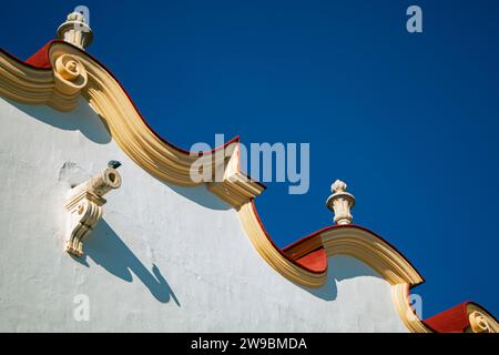 Dettaglio architettonico della cornice di un palazzo andaluso bianco a Osuna, Siviglia Foto Stock