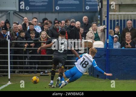 Luca Stephenson di Barrow in azione con l'Ibou Touray della contea di Stockport durante la partita di Sky Bet League 2 tra Barrow e Stockport County a Holker Street, Barrow-in-Furness martedì 26 dicembre 2023. (Foto: Ian Allington | mi News) crediti: MI News & Sport /Alamy Live News Foto Stock