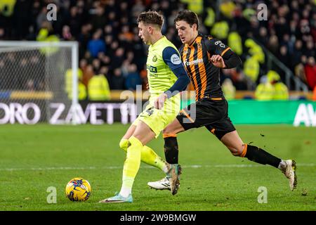 HULL, REGNO UNITO. 26 dicembre 2023. EFL Championship Football League: Hull City AFC contro Sunderland AFC. Corry Evans della Sunderland AFC. Credit Paul Whitehurst/Alamy Live News Foto Stock