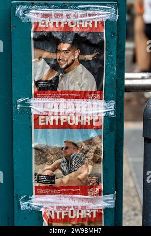 23.12.2023,Berlino,Plakate erinnern an Hamas-Opfer.AM 7. Oktober überfiel die islamistische Terror-Organisation Hamas Israele. *** 23 12 2023,Berlino,poster commemorano le vittime di Hamas il 7 ottobre, l'organizzazione terroristica islamista Hamas ha attaccato Israele Foto Stock