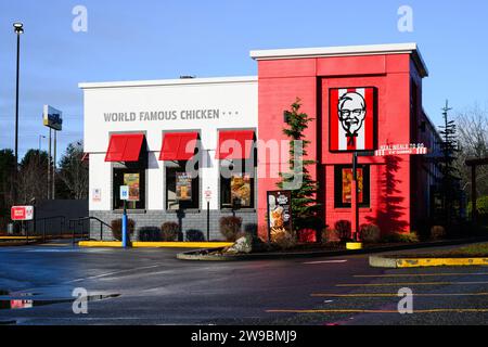 Bellevue, Washington, USA - 10 dicembre 2023; all'esterno del fast food Kentucky Fried Chicken rosso e bianco Foto Stock