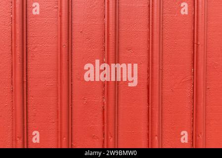 Tavole dipinte di rosso di una facciata in legno di una tipica casa in legno svedese, Fiskebäckskil, Orust, Svezia Foto Stock