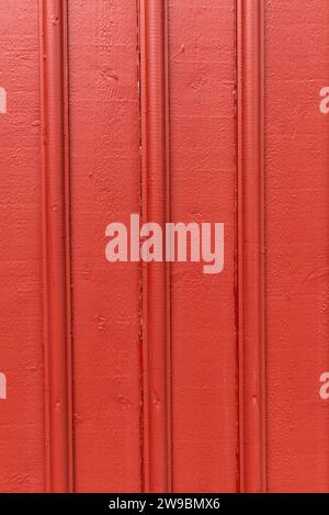 Tavole dipinte di rosso di una facciata in legno di una tipica casa in legno svedese, Fiskebäckskil, Orust, Svezia Foto Stock