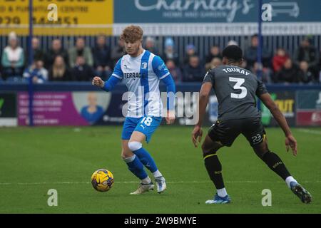 Luca Stephenson di Barrow in azione con l'Ibou Touray della contea di Stockport durante la partita di Sky Bet League 2 tra Barrow e Stockport County a Holker Street, Barrow-in-Furness martedì 26 dicembre 2023. (Foto: Ian Allington | mi News) crediti: MI News & Sport /Alamy Live News Foto Stock