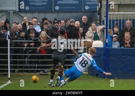 Luca Stephenson di Barrow in azione con l'Ibou Touray della contea di Stockport durante la partita di Sky Bet League 2 tra Barrow e Stockport County a Holker Street, Barrow-in-Furness martedì 26 dicembre 2023. (Foto: Ian Allington | mi News) crediti: MI News & Sport /Alamy Live News Foto Stock