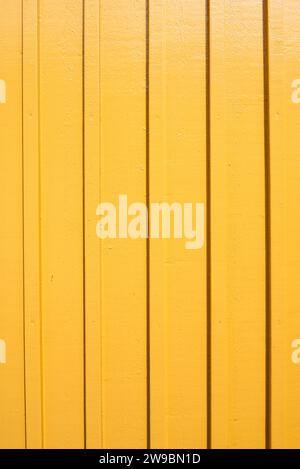 Tavole dipinte di giallo di una facciata in legno di una tipica casa in legno svedese, Fiskebäckskil, Orust, Svezia Foto Stock