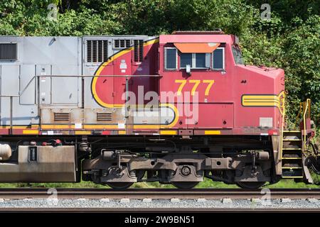 Everett, WA, USA - 6 settembre 2023; cabina della locomotiva BNSF 777 con schema di verniciatura warbonnet Foto Stock