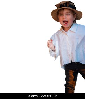 Ritratto di una bambina felice eccitata e stupita in un cappello che sbircia fuori da dietro l'angolo isolata su sfondo bianco Foto Stock