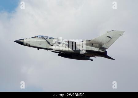 L'aereo da combattimento Panavia Tornado decolla Foto Stock