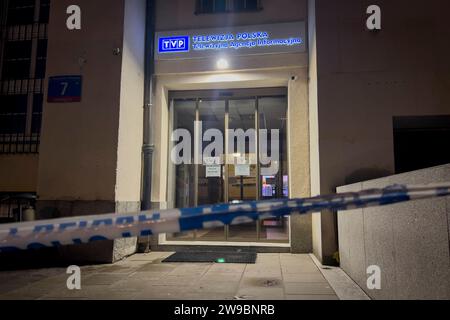I sostenitori del partito di opposizione legge e giustizia sono visti protestare davanti all'emittente pubblica TVP Info a Varsavia, in Polonia, il 26 dicembre 2023. Il governo appena eletto il 20 dicembre ha respinto la gestione delle istiazioni dei media pubblici che hanno portato a proteste da parte dei politici dell'opposizione. I deputati del partito legge e giustizia (PiS) negli ultimi otto anni avevano trasformato le istituzioni pubbliche dei media in quello che i critici dicono è un portavoce del governo con alcuni esperti che affermano che la quantità di propaganda era ancora più sevibile rispetto ai tempi sovietici. (Foto di Jaap Arriens/Sipa USA) Foto Stock
