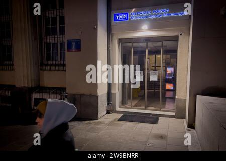 I sostenitori del partito di opposizione legge e giustizia sono visti protestare davanti all'emittente pubblica TVP Info a Varsavia, in Polonia, il 26 dicembre 2023. Il governo appena eletto il 20 dicembre ha respinto la gestione delle istiazioni dei media pubblici che hanno portato a proteste da parte dei politici dell'opposizione. I deputati del partito legge e giustizia (PiS) negli ultimi otto anni avevano trasformato le istituzioni pubbliche dei media in quello che i critici dicono è un portavoce del governo con alcuni esperti che affermano che la quantità di propaganda era ancora più sevibile rispetto ai tempi sovietici. (Foto di Jaap Arriens/Sipa USA) Foto Stock